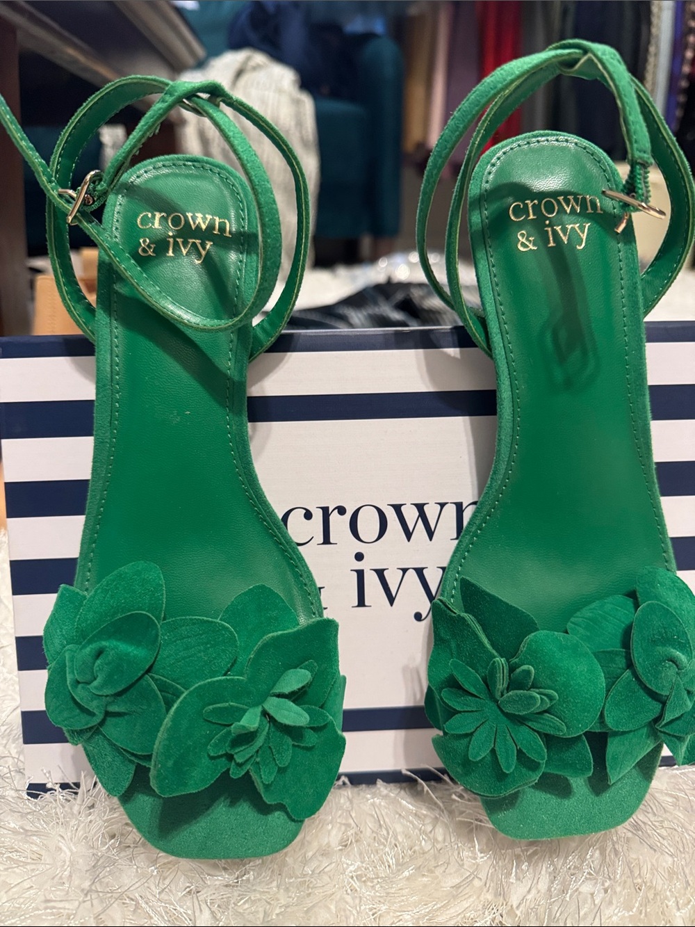 💚💚💚💚💚NWT crown & ivy Green Suede Floral Bow Strappy Heels 💚💚💚💚💚💚💚💚💚💚